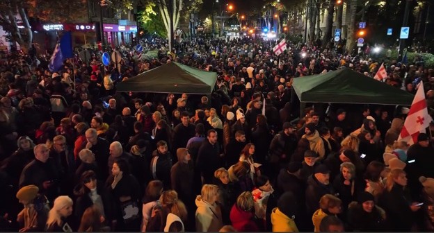 Участники протестов в Тбилиси, 19 ноября, стоп-кадр видео https://t.me/Tbilisi_life/31404