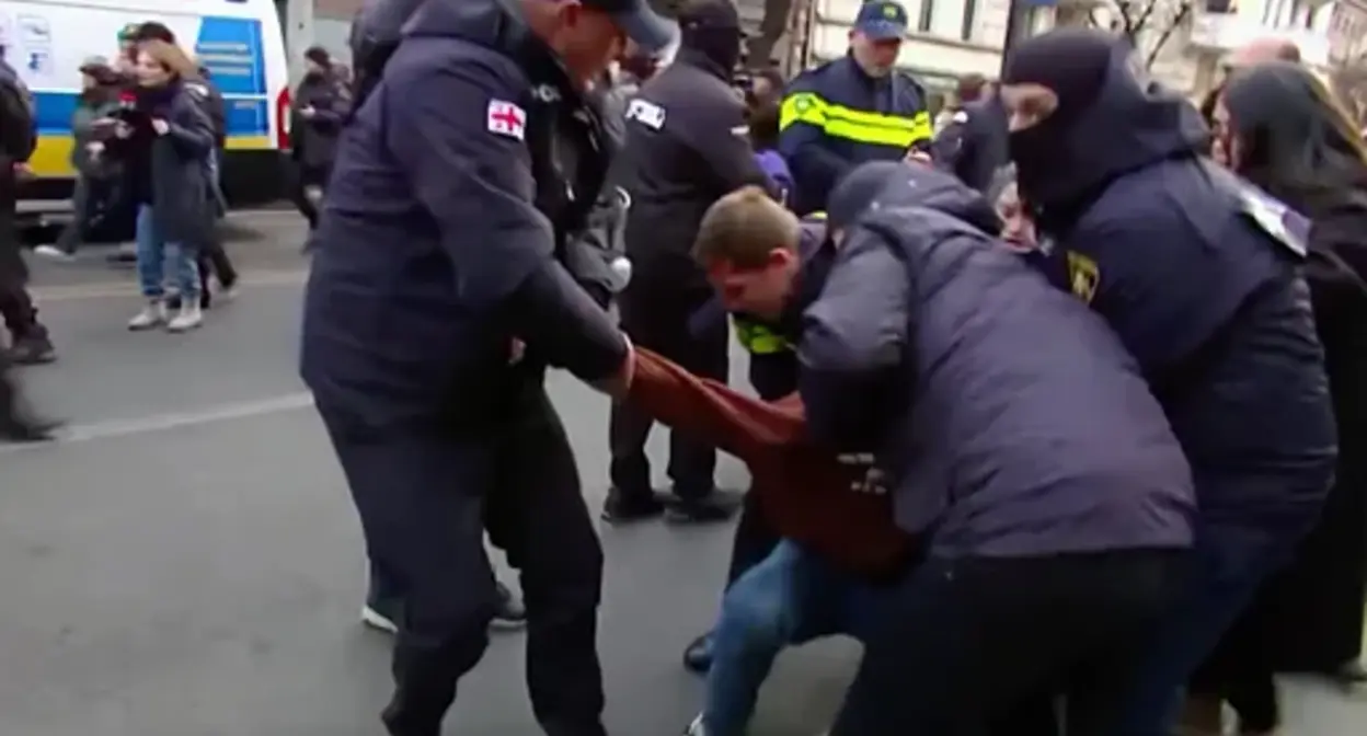 Акция протеста в Тбилиси. 18 ноября 2024 г. Скриншот видео https://www.bbc.com/russian/articles/c98dkz06wn2o