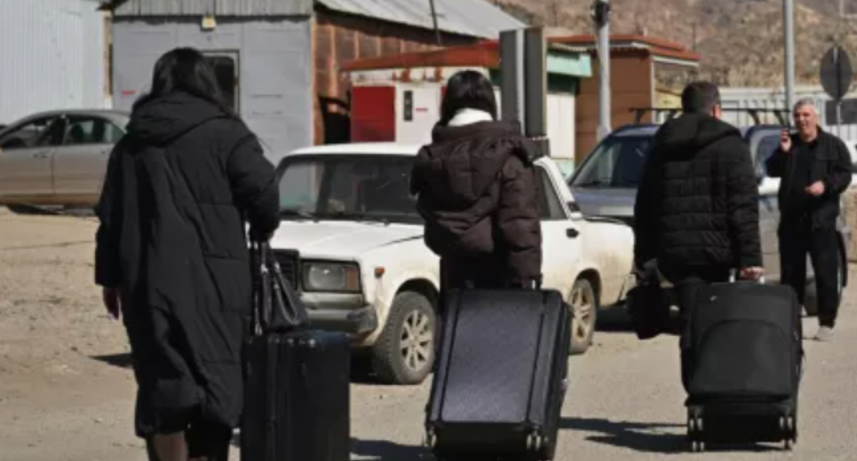 Переход границы. Скриншот фото https://caliber.az/post/grazhdane-46-gosudarstv-evakuirovany-iz-irana-cherez-armeniyu Переход границы. Скриншот фото https://caliber.az/post/grazhdane-46-gosudarstv-evakuirovany-iz-irana-cherez-armeniyu