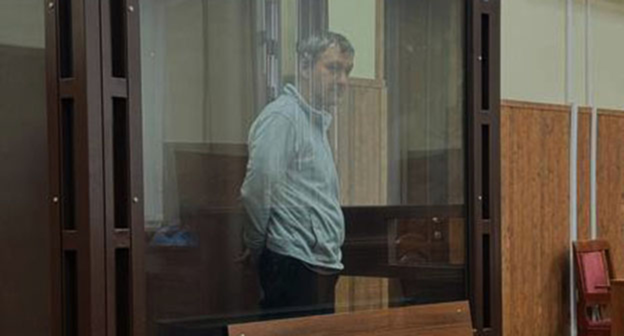 Житель Анапы, оштрафованный за свиную голову на заборе мечети в Адыгее в зале суда. Фото: Объединенная пресс-служба судов Адыгеи Житель Анапы, оштрафованный за свиную голову на заборе мечети в Адыгее в зале суда. Фото: Объединенная пресс-служба судов Адыгеи