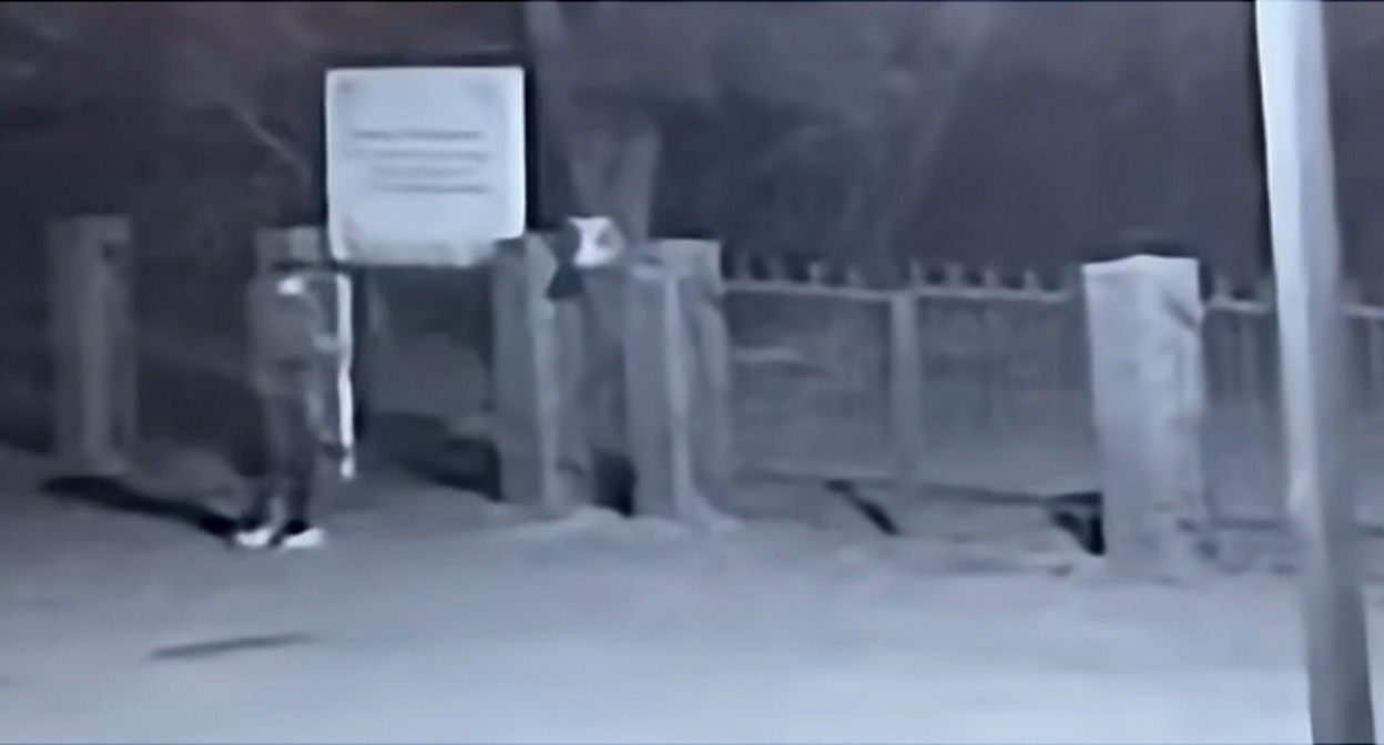 Момент инцидента: мужчина установил свиную голову на ограду мечети аула Козет. Кадр видео "Кавказского узла" https://www.youtube.com/watch?v=_P-yrNDfTIY Момент инцидента: мужчина установил свиную голову на ограду мечети аула Козет. Кадр видео "Кавказского узла" https://www.youtube.com/watch?v=_P-yrNDfTIY