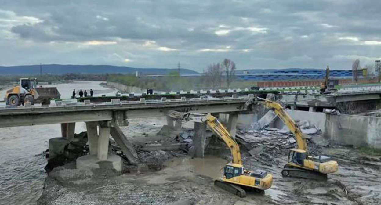 Поврежденный мост в Чечне. "Грозный Информ" Фото: https://www.grozny-inform.ru/news/society/182357/ Поврежденный мост в Чечне. "Грозный Информ" Фото: https://www.grozny-inform.ru/news/society/182357/