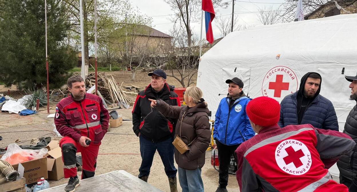 Представители Красного Креста в Мамедкале. Фото: пресс-служба уполномоченного по правам человека в Дагестане / dagombu.ru Представители Красного Креста в Мамедкале. Фото: пресс-служба уполномоченного по правам человека в Дагестане / dagombu.ru