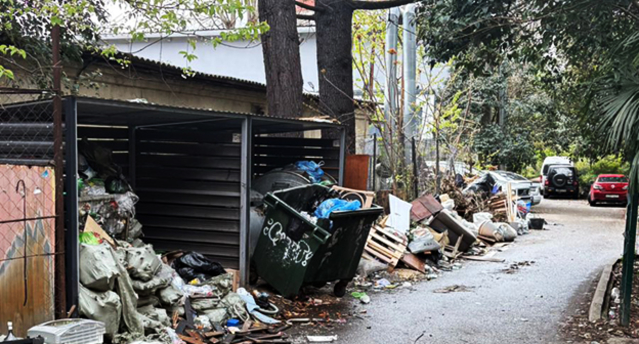 Свалка на улице Новоселов в Сочи. Фото корреспондента "Кавказского узла" Свалка на улице Новоселов в Сочи. Фото корреспондента "Кавказского узла"