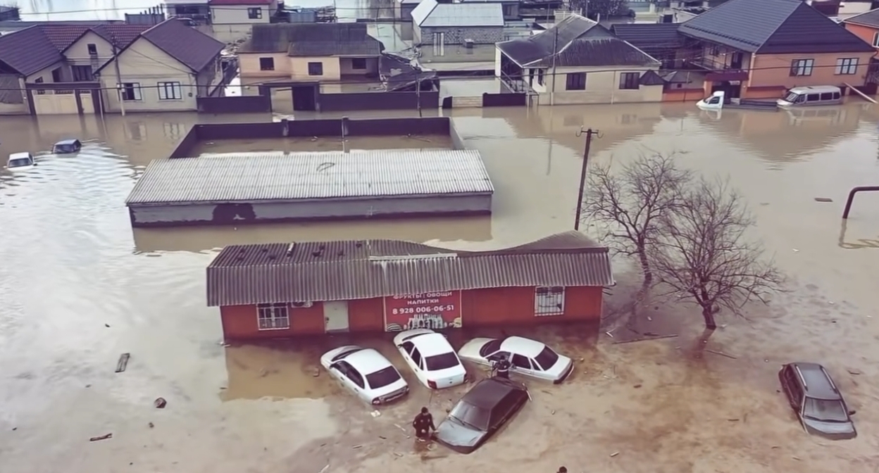 Последствия наводнения в селе Адильотар Хасавюртовского района. Стоп-кадр видео has.info Последствия наводнения в селе Адильотар Хасавюртовского района. Стоп-кадр видео has.info