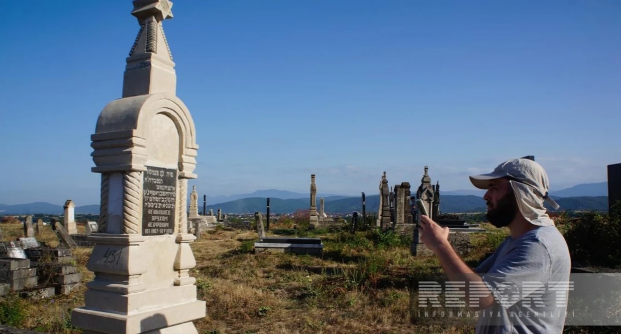 Древнее еврейское кладбище в поселке Красная слобода. Фото: Report https://report.az/ru/vnutrennyaya-politika/v-gube-ocifruyut-drevnee-evrejskoe-kladbishe Древнее еврейское кладбище в поселке Красная слобода. Фото: Report https://report.az/ru/vnutrennyaya-politika/v-gube-ocifruyut-drevnee-evrejskoe-kladbishe