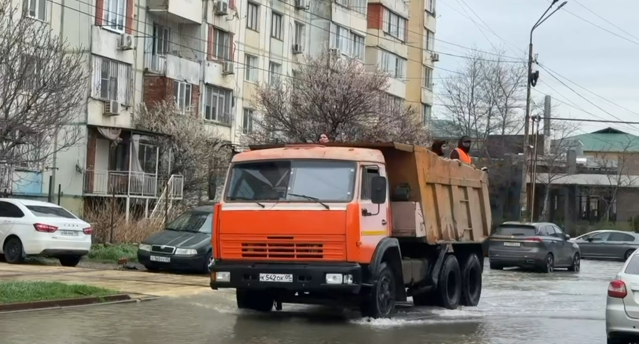 Эвакуация людей в кузове грузовика из зоны подтопления в махачкалинском микрорайоне. 29 марта 2026 года. Кадр видео администрации Махачкалы https://t.me/makhachkalaofficial/20976 Эвакуация людей в кузове грузовика из зоны подтопления в махачкалинском микрорайоне. 29 марта 2026 года. Кадр видео администрации Махачкалы https://t.me/makhachkalaofficial/20976