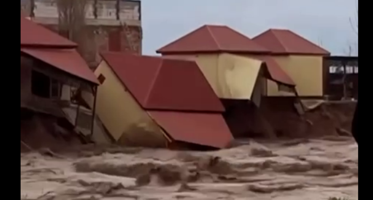 Падающий в воду дом во время наводнения в Дагестане. Стоп-кадр видео "Сапа" от 05.04.26, https://t.me/sapakavkaz/6824. Падающий в воду дом во время наводнения в Дагестане. Стоп-кадр видео "Сапа" от 05.04.26, https://t.me/sapakavkaz/6824.