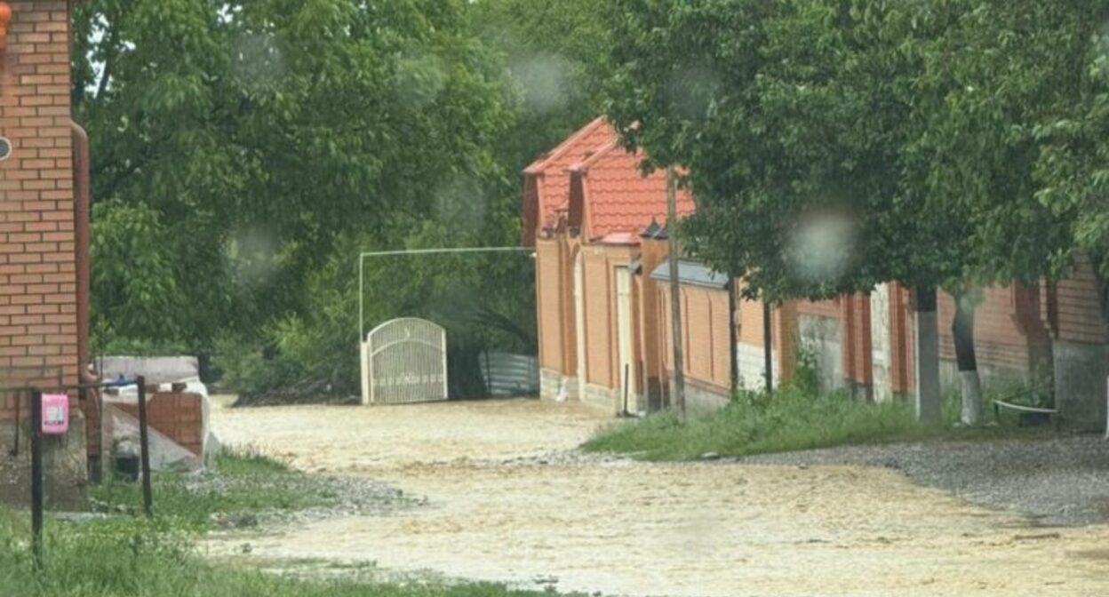 Подтопление в Шалинском районе Чечни. Фото: https://gtrkvainah.ru/v-shalinskom-rajone-iz-za-v-rezultate-obilnyh-dozhdej-podtopleny-domovladeniya/ Подтопление в Шалинском районе Чечни. Фото: https://gtrkvainah.ru/v-shalinskom-rajone-iz-za-v-rezultate-obilnyh-dozhdej-podtopleny-domovladeniya/