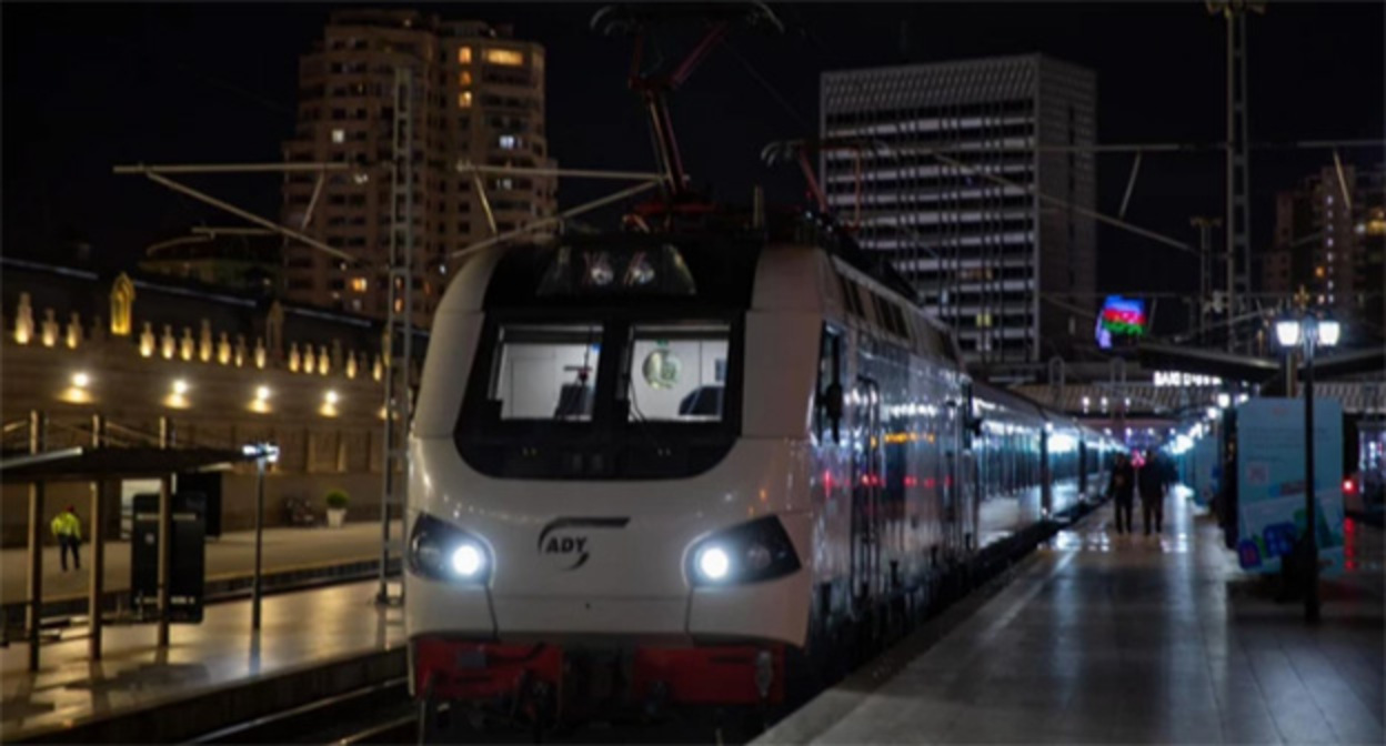 Поезд Баку - Тбилиси - Баку. 26 мая 2026 г. Фото: https://media.az/society/passazhirskij-poezd-baku-tbilisi-baku-otpravilsya-v-rejs Поезд Баку - Тбилиси - Баку. 26 мая 2026 г. Фото: https://media.az/society/passazhirskij-poezd-baku-tbilisi-baku-otpravilsya-v-rejs