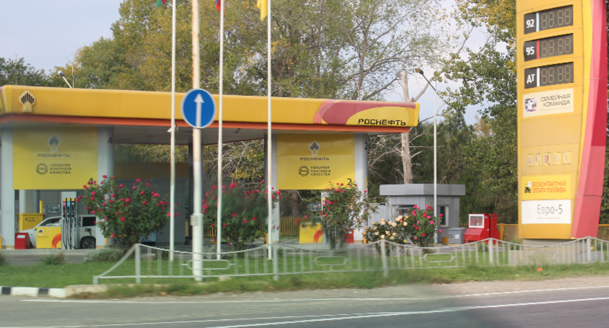 АЗС в Анапе. Скриншот фото с сервиса Яндекс.Карты, https://yandex.ru/maps/org/rosneft/1424333713/?ll=37.327415%2C44.909208&z=16 АЗС в Анапе. Скриншот фото с сервиса Яндекс.Карты, https://yandex.ru/maps/org/rosneft/1424333713/?ll=37.327415%2C44.909208&z=16