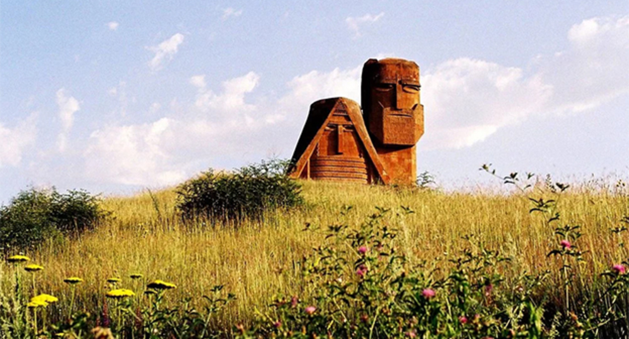 Памятник "Мы – наши горы". Фото: https://www.armmuseum.ru/ Памятник "Мы – наши горы". Фото: https://www.armmuseum.ru/