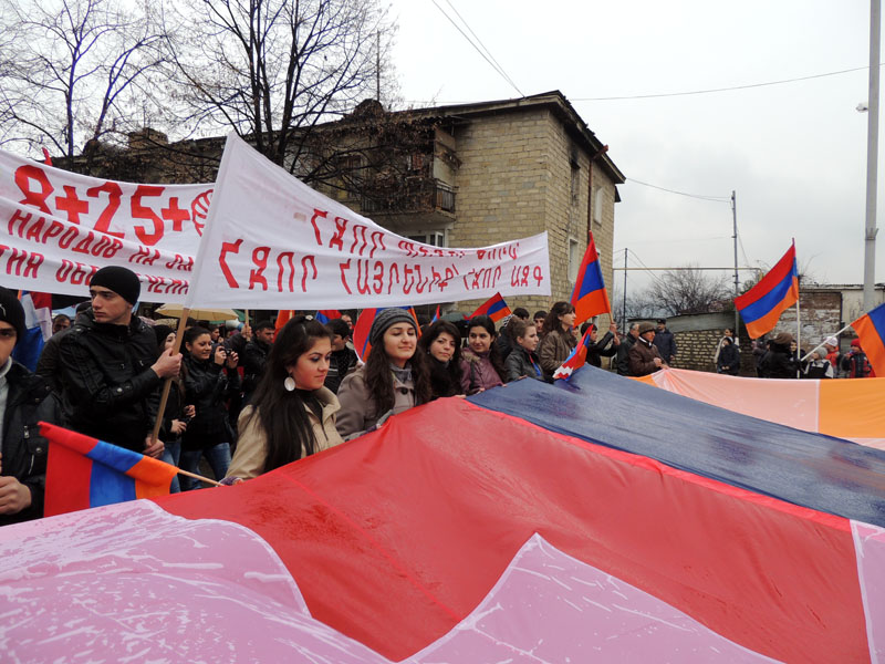 Студентки АрГу несут флаг НКР.