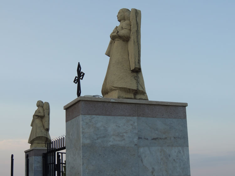 Ангелы перед входом на территорию церкви Казанчецоц.