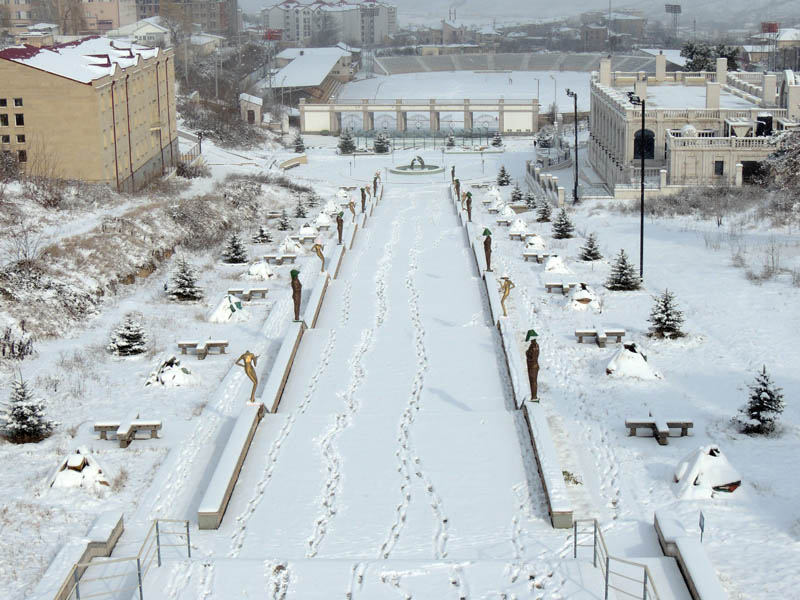 Лестницы спускаются к стадиону им.Степана Шаумяна.