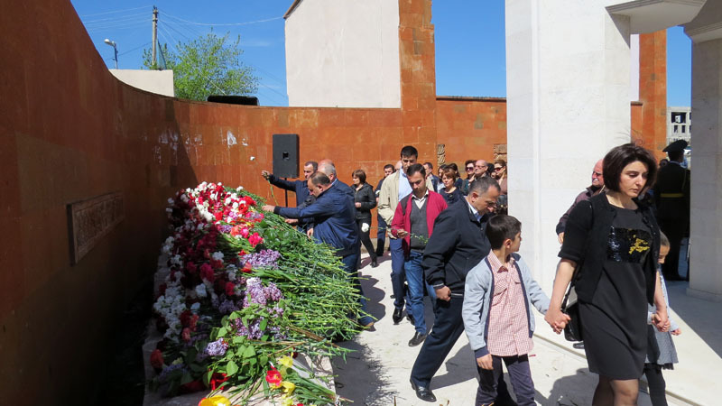 Представители властей НКР, духовенства, общественности, жители города Степанакерта почтили память безвинных жертв Геноцида. Мемориальный комплекс Степанакерта. 24.04.2016г.